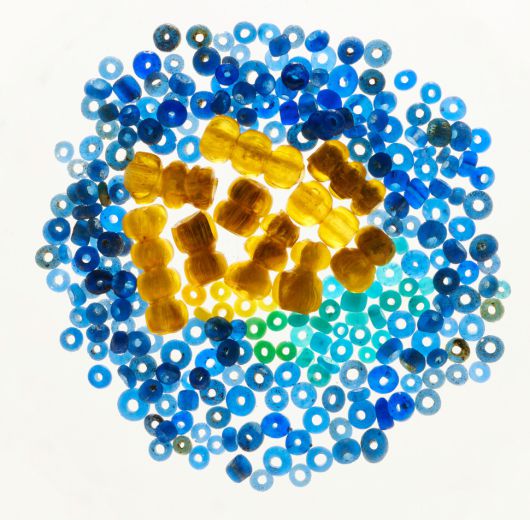 공주 왕릉원 3호분 출토 유리구슬들. 황색과 녹색 구슬류에 사용된 납 성분은 무령왕릉과 동일하게 산지가 동남아시아 타이 일대로 분석돼 눈길을 끈다. 국립부여문화유산연구소 제공