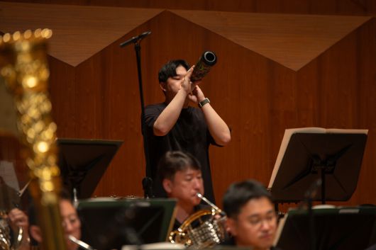 국립심포니 오케스트라가 지난 13일 서울 예술의전당에서 사슴을 유인하는 데 쓰는 사냥도구 ‘엘크 뷰글’이 사용된 노재봉 작곡 ‘디오라마’를 연주하고 있다. 국립심포니 제공