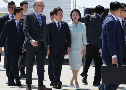 이재명 대통령과 김혜경 여사가 16일(현지시각) G7 정상회의에 참석하기 위해 캐나다 앨버타주 캘거리국제공항에 도착해 차량으로 이동하고 있다. 김태형 기자 xogud555@hani.co.kr