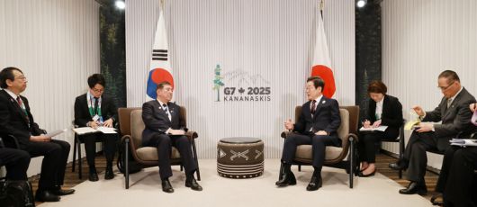 이재명 대통령이 17일(현지시각) 주요 7개국(G7) 정상회의장 일정의 하나로 이시바 시게루 일본 총리와 한일 정상회담을 하고 있다. 연합뉴스