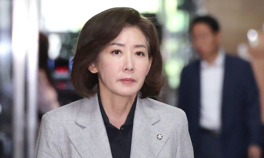 나경원 국민의힘 의원이 18일 국회에서 송언석 원내대표 주재로 열리는 4선 이상 의원들과의 간담회에 참석하기 위해 이동하고 있다. 연합뉴스