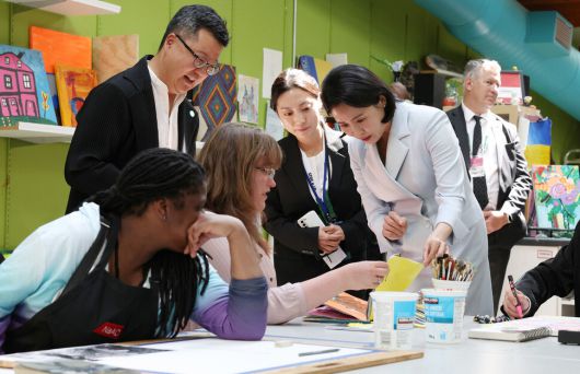 G7 정상회의에 참석하는 이재명 대통령과 함께 캐나다를 방문한 김혜경 여사가 17일(현지시각) 캐나다 캘거리 국립장애인예술센터를 방문해 센터활동가들의 작품을 살펴보고 있다.캘거리/김태형 기자 xogud555@hani.co.kr