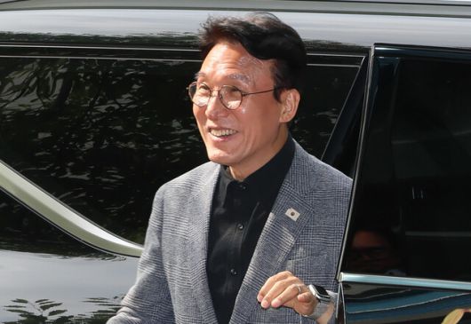 김민석 국무총리 후보자가 18일 서울 종로구 통의동 금융감독연수원에 마련된 청문회 준비단 사무실로 출근하고 있다. 연합뉴스