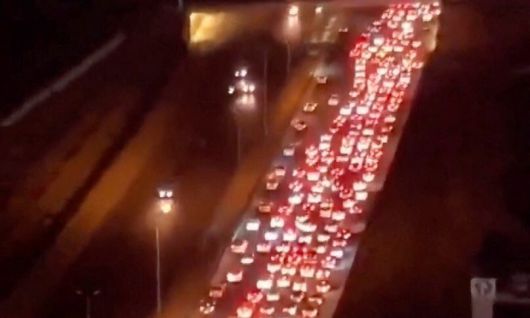 16일 공개된 소셜미디어 영상 갈무리. 이란 테헤란을 빠져나가기 위해 서쪽 방향으로 향하는 카라지-찰루스 도로의 극심한 교통 체증 모습을 보여준다. 로이터 연합뉴스