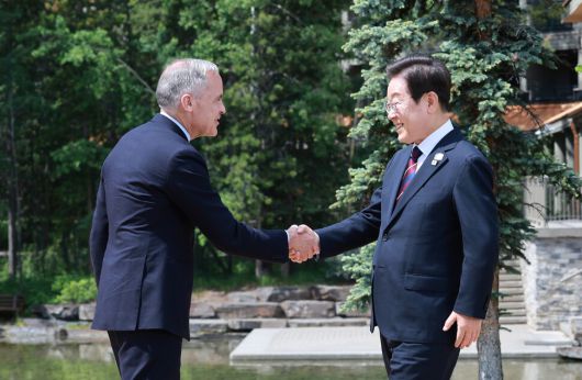 이재명 대통령이 17일(현지시각) 캐나다 앨버타주 캐내내스키스 주요 7개국(G7) 정상회의장에서 열린 초청국 공식 환영식에 도착해 의장국 마크 카니 캐나다 총리와 인사하고 있다. 캘거리/김태형 기자 xogud555@hani.co.kr