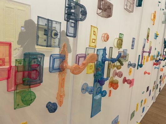 영국 런던 테이트모던에 설치된 서도호의 2024년 작 ‘완벽한 집: 런던, 호셤, 뉴욕, 베를린, 프로비던스, 서울’의 문고리들. 사진 장민경