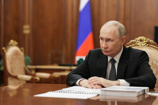 17일 블라디미르 푸틴 러시아 대통령이 크렘린궁에서 국영기업 로스텍 최고경영자와 회담하고 있다. 타스 연합뉴스