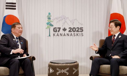 이재명 대통령이 17일(현지시각) 캐나다 앨버타주 캐내내스키스 주요 7개국(G7) 정상회의장에서 이시바 시게루 일본 총리와 한-일 정상회담을 하고 있다. 김태형 기자 xogud555@hani.co.kr