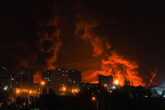 15일 새벽, 이란 테헤란의 한 석유 저장 시설이 이스라엘의 공습을 받은 직후 불길과 연기가 하늘로 치솟고 있다. UPI연합뉴스