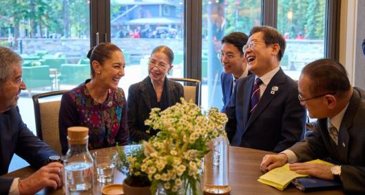 이재명 대통령과 클라우디아 셰인바움 멕시코 대통령이 17일(현지시각) 캐나다 앨버타주 캐내내스키스 G7 정상회의장에서 한·멕시코 정상회담을 하고 있다. 공동취재사진