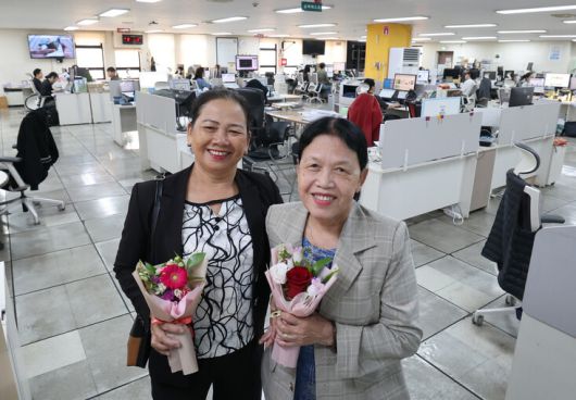 베트남전 민간인학살 생존자인 두 명의 응우옌티탄씨가 18일 오전 서울 마포구 공덕동 한겨레신문 7층 뉴스룸국을 찾아 활짝 웃고 있다. 왼쪽이 퐁니 출신 응우옌티탄, 오른쪽이 하미 출신 응우옌티탄 씨다. 신소영 기자 viator@hani.co.k.r