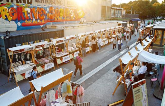 지난해 가을 성수동 전역에서 열린 ‘2024 크리에이티브×성수’ 중 ‘크래프트 성수’가 언더스탠드에비뉴 앞 일대에서 열렸다. 성동구 제공