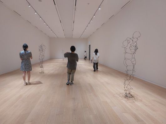 뮤지엄 산의 청조갤러리 1관 개인전 전시장에서 선보이고 있는 앤터니 곰리의 인간 조형물 연작 ‘리미널 필드’. 제목의 뜻대로 경계의 영역을 다룬 이 인간 형상 조각들은 가벼운 금속선으로 만들어져 공기 방울처럼 흔들리고 유동하면서 인간의 몸과 공간의 연관성을 성찰하게 한다. 노형석 기자