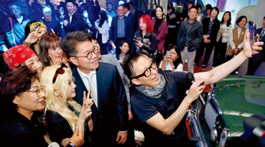 ‘2024 크리에이티브×성수’ 중 ‘시티(CT)페어’에서 정원오 성동구청장이 시연하고 있다. 성동구 제공