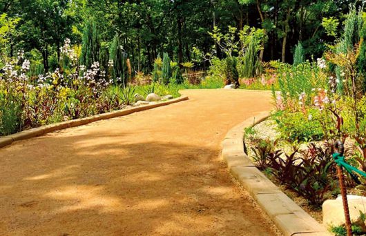 황톳길을 조성해 맨발걷기 하는 사람이 많다