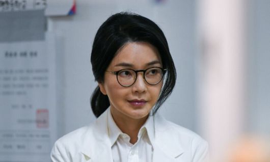 김건희 여사가 지난 3일 서울 서초구 원명초등학교에 마련된 서초구 제3투표소에서 투표를 하기 위해 줄을 서 있다. 공동취재사진