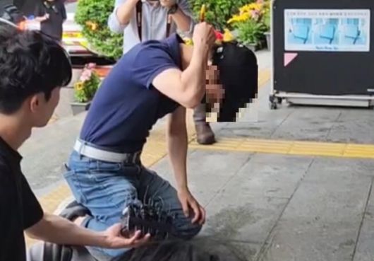 서울 서초구 강남역 인근 한 건물 옥상에서 의대생 최아무개(26)씨가 여자친구를 살해한 사건의 피해자 유족이 20일 오전 서울 서초경찰서 앞에서 범행 상황을 재연하고 있다. 장종우 기자