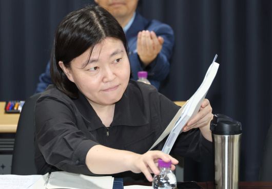 국정기획위원회 정치행정분과 전문위원을 맡은 임은정 대전지검 부장검사가 20일 서울 종로구 정부서울청사 창성동 별관에서 열린 검찰청 업무보고에 참석해 있다. 연합뉴스