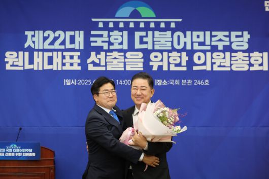 지난 13일 박찬대 전 더불어민주당 원내대표(왼쪽)가 신임 원내대표로 당선된 김병기 의원을 축하하고 있다. 사진공동취재단