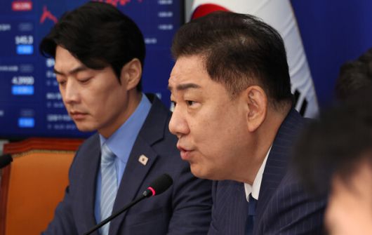 김병기 더불어민주당 당대표 직무대행 겸 원내대표가 20일 오전 국회에서 열린 당 최고위원회의에서 발언하고 있다. 신소영 기자 viator@hani.co.kr