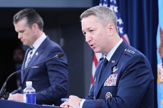 22일 미국 버지니아주 알링턴에 있는 펜타곤에서 열린 기자회견에서 피트 헤그세스 국방장관과 댄 케인 합참의장이 발언하고 있다. 알링턴/AP 연합뉴