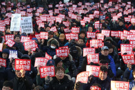 2013년 1월26일 울산 북구 현대자동차 정문 앞에 모인 2차 희망버스 참가자들과 민주노총 조합원들이 집회를 열어 현대차의 불법파견 비정규직에 대한 정규직화 이행을 촉구하고 있다. 울산/이정아 기자 leej@hani.co.kr