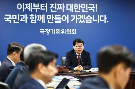 국정기획위원회 이한주 위원장이 16일 서울 종로구 정부서울청사 창성동 별관에서 열린 1차 전체 회의에서 발언하고 있다. 연합뉴스