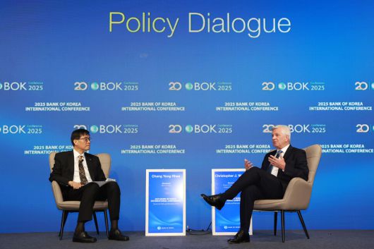 크리스토퍼 월러 미국 연방준비제도 이사회 이사(오른쪽)가 지난 2일 한국은행이 주최한 국제컨퍼런스에 참석해 이창용 한은 총재와 대담을 나누고 있다. 한국은행 제공