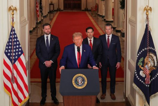 도널드 트럼프 미국 대통령이 21일(현지시각) 워싱턴디시 백악관에서 제이디 밴스 부통령(왼쪽부터), 마코 루비오 국무장관, 피트 헤그세스 국방장관과 함께 나와 대국민성명을 발표하고 있다. 워싱턴/로이터 연합뉴스