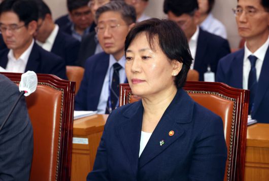 장관 인선에서 유임된 송미령 농림축산식품부 장관이 23일 국회에서 열린 농림축산식품해양수산위원회 전체회의에 참석해 있다. 김경호 선임기자 jijae@hani.co.kr