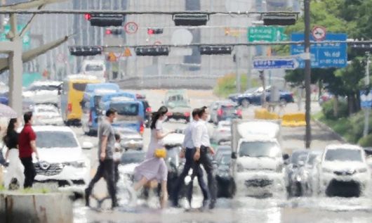 폭염이 이어진 여름철 서울 영등포구 여의도동 도로 위에 아지랑이가 피어오르고 있다. 연합뉴스