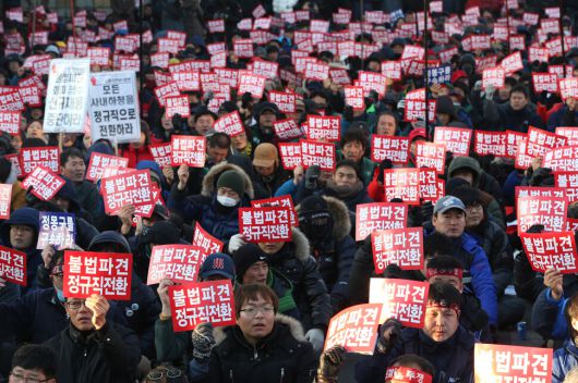 지난 2013년 1월26일 울산 북구 현대자동차 정문 앞에 모인 민주노총 조합원들이 집회를 열어 현대차의 불법파견 비정규직에 대한 정규직화 이행을 촉구하고 있다.  울산/이정아 기자 leej@hani.co.kr