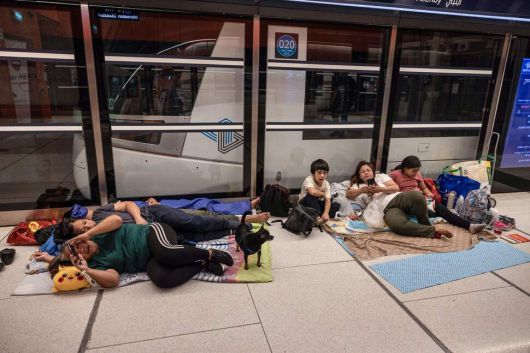 22일, 이란의 미사일 공격을 우려한 이스라엘 텔아비브 시민들이 지하철역에 대피해 있다. AFP연합뉴스