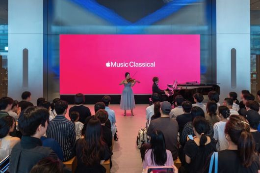 바이올리니스트 김봄소리(36)가 지난 23일 서울 애플 명동점에서 청중과 만나 최근 도이치그라모폰에서 발매한 ‘브루흐 & 코른골트’ 음반을 소개했다. 애플뮤직 제공