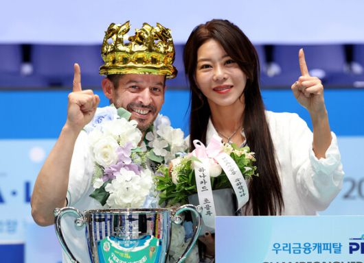 올 시즌 프로당구 시즌 개막전 우리금융캐피탈 챔피언십 남녀부 정상에 오른 하나카드의 초클루와 김가영이 손가락 하나를 펼쳐 보이고 있다. PBA 제공