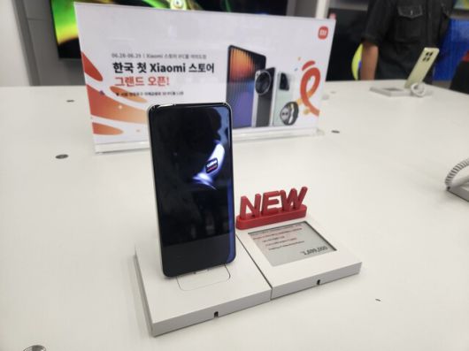 25일 서울 여의도 IFC몰 샤오미 스토어에 배치된 ‘샤오미 15 울트라’. 이재연 기자