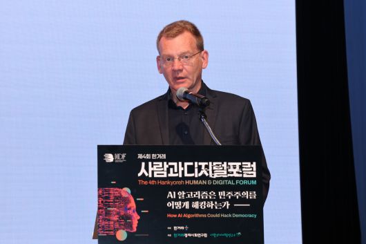 마티아스 슈필캄프 알고리즘워치 이사가 25일 오전 서울 중구 대한상공회의소에서 열린 제4회 사람과디지털포럼에서 ‘생성형 AI 시대, 알고리즘의 책임성 어떻게 확보할 수 있을까’를 주제로 기조발제를 하고 있다. 김영원 기자 forever@hani.co.kr