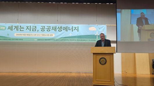 지난 18일 공공에너지연대가 국회에서 개최한 ‘세계는 지금, 공공재생에너지’ 국제심포지엄에서 션 스위니 에너지민주주의노조네트워크 코디네이터가 발표하고 있는 모습. 윤연정 기자