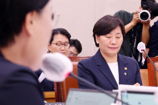 이재명 정부에서 유임된 송미령 농림축산식품부 장관이 25일 국회 농림축산식품해양수산위원회 전체회의에서 전종덕 진보당 의원으로부터 자진 사퇴 요구를 받고 있다. 연합뉴스