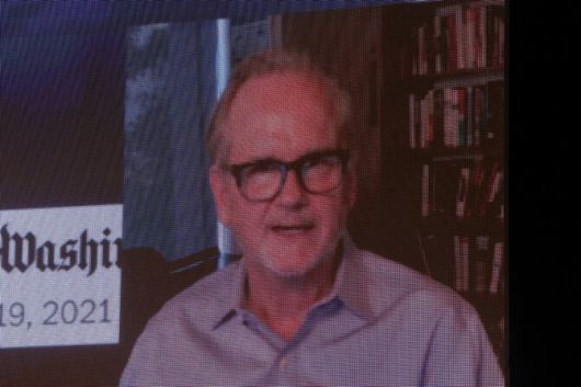 로런스 레시그 미국 하버드대 로스쿨 교수가 25일 오전 서울 중구 대한상공회의소에서 열린 제4회 사람과디지털포럼에서 ‘인공지능(AI)과 민주주의: 새로운 위협과 우리의 선택’을 주제로 영상을 통해 특별강연을 하고 있다. 김영원 기자 forever@hani.co.kr