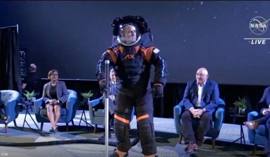 미국 항공우주국과 액시엄 스페이스가 공개한 새 우주복. 나사TV
