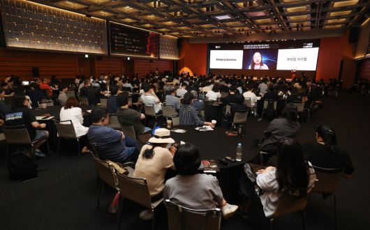 제4회 한겨레 사람과 디지털 포럼 개회식이 25일 오전 서울 중구 대한상공회의소 국제회의장에서 열려 오드리 탕 대만 사이버 대사이자 제1대 디지털 장관이 <디지털 집단지성은 여전히 민주주의의 미래인가>를 주제로 영상을 통해 기조발제를 하고 있다. 신소영 기자 viator@hani.co.kr