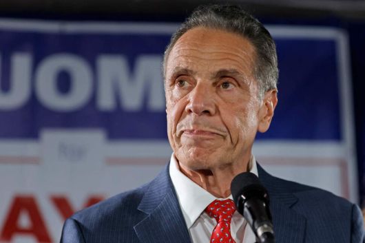 앤드루 쿠오모 전 뉴욕주지사가 24일 뉴욕시장 민주당 후보 경선 개표가 진행되는 중간에 연설하고 있다. 사진 AFP 연합뉴스