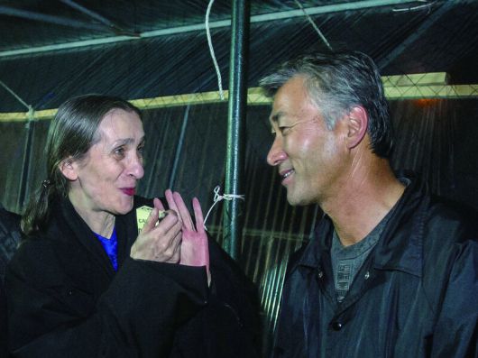 2004년 10월 현대무용의 거장 피나 바우슈가 한국을 소재로 한 신작 ‘러프 컷’(Rough Cut)을 위해 내한했다. 경남 통영 굿판에 초대되어 즉흥춤을 춘 이윤석이 정말 농사꾼인가 확인하며 웃는다. 박상윤 제공