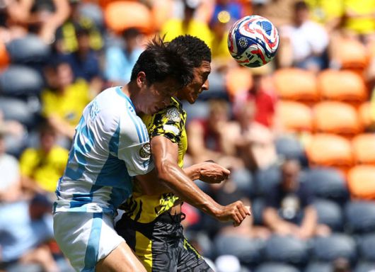 울산HD의 이재익이 26일(한국시각) 미국 오하이오주 신시내티의 TQL 스타디움에서 열린 2025 피파 클럽 월드컵 F조 3차전에서 도르트문트의 조브 벨링엄을 막고 있다. 신시내티/로이터 연합뉴스