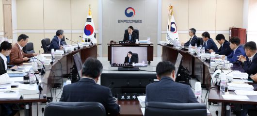 26일 서울 중구 원자력안전위원회 대회의실에서 열린 제216회 원자력안전위원회 회의에서 최원호 원자력안전위원회 위원장이 위원들과 안건에 대해 논의하고 있다.