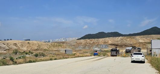 지난 15일 ‘국회 세종 의사당 예정 부지’ 안쪽 모습. 한국토지주택공사(LH)가 국회 세종 의사당 건립용으로 터다지기 작업을 하고 있다. 최예린 기자