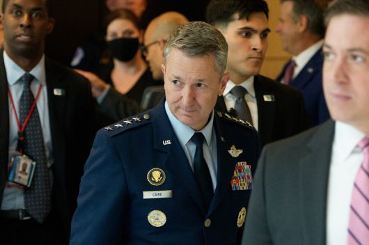 댄 케인 미군 합동참모본부 의장이 26일 미국 워싱턴 디시(D.C.)에서 열린 상원 비공개 정보 브리핑을 마치고 국회의사당을 나서고 있다. EPA 연합뉴스