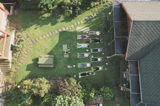 비밀의 정원에서 즐기는 요가. 제주관광공사 제공