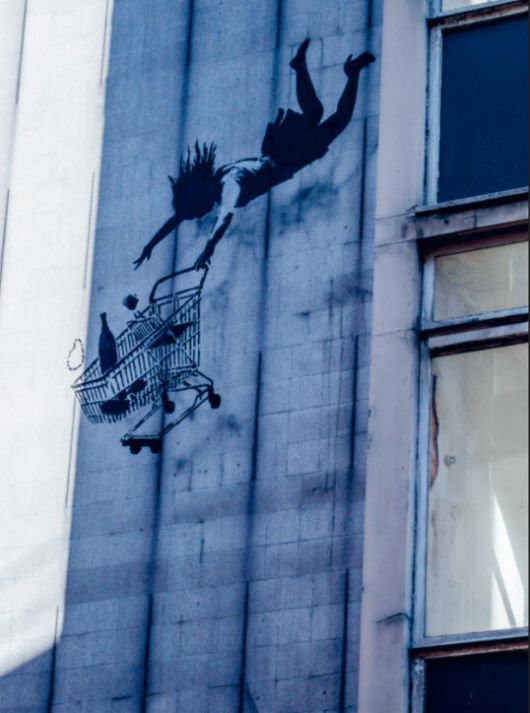 2011년 뱅크시가 영국 런던의 한 오피스 빌딩 벽에 스텐실 기법으로 그린 그림. 쇼핑에 빠져 추락하는 여성의 모습을 통해 현대 소비사회를 풍자했다. 2023년 건물 철거 때 벽에서 통째로 떼어내 보관 중이다. 미술문화 제공